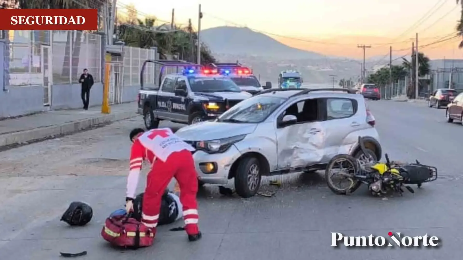 Motocicleta accidentada tras impacto con un vehículo en Tijuana.