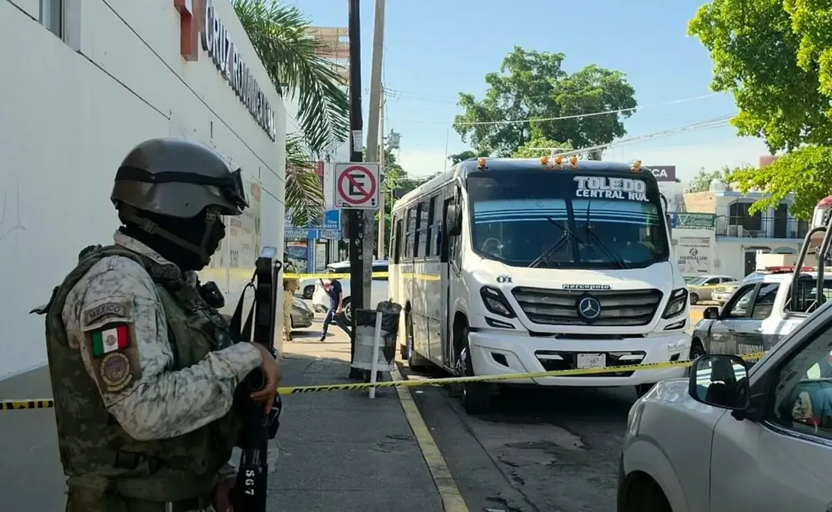 Un conductor herido fue trasladado al hospital tras ser atacado en plena circulación.