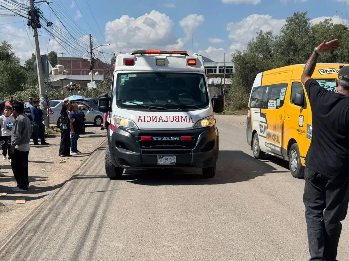 Una estudiante fue trasladada a un hospital tras ser atropellada mientras cruzaba la calle.
