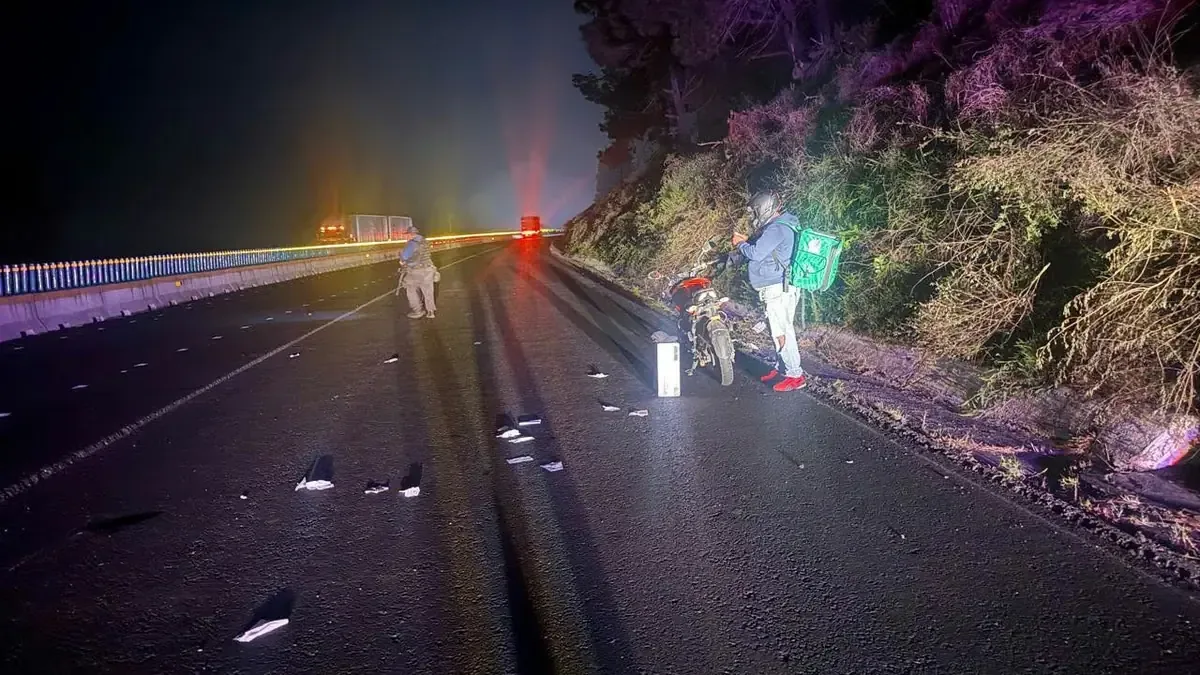 Un motociclista fue atendido por autoridades tras un accidente en la carretera que conecta a Zirahuén y Uruapan.