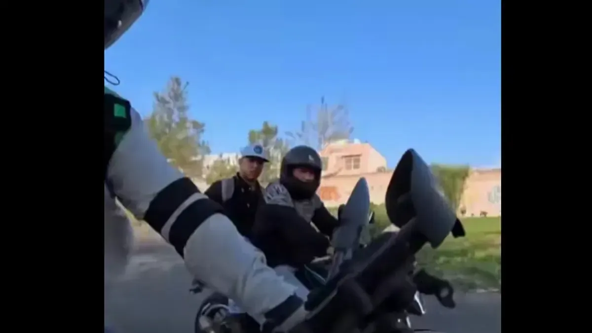Un video muestra cómo un motociclista escapa de dos asaltantes en una zona de alta inseguridad.