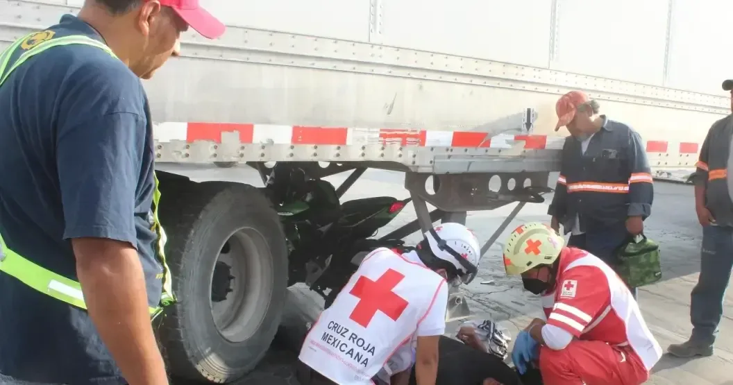 Jorge Armando, de 19 años, sufrió un accidente en Saltillo al colisionar con un tráiler, poniendo en riesgo su vida.