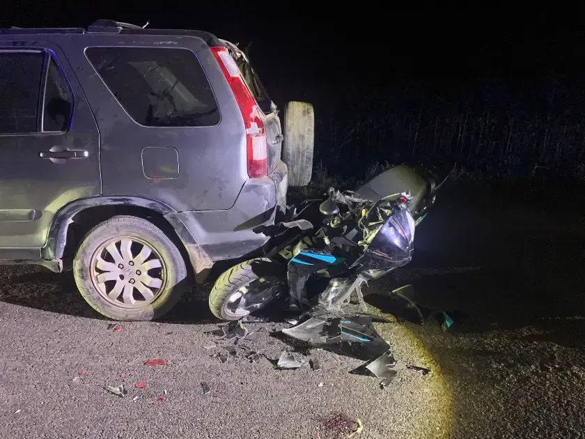 Un accidente en la carretera de Guasave deja a un motociclista en estado crítico y a las autoridades investigando.