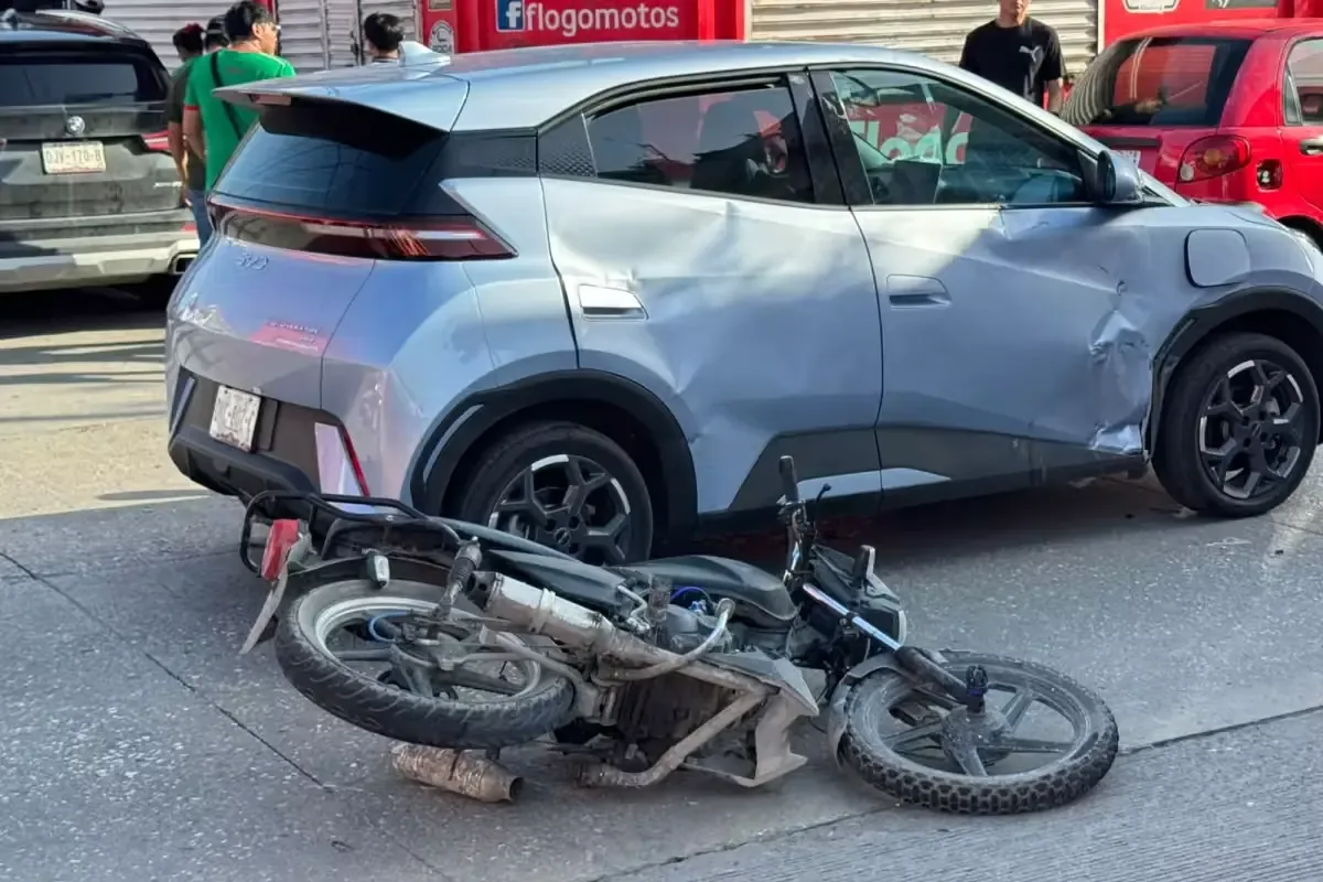 Un joven sufrió lesiones en la ceja tras no respetar un alto en las calles del centro.