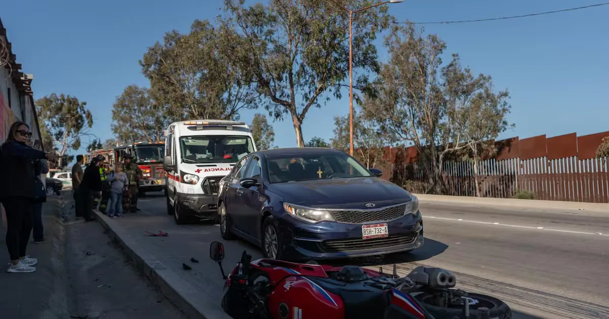 Motociclista herido tras accidente en la Avenida Internacional de Tijuana.