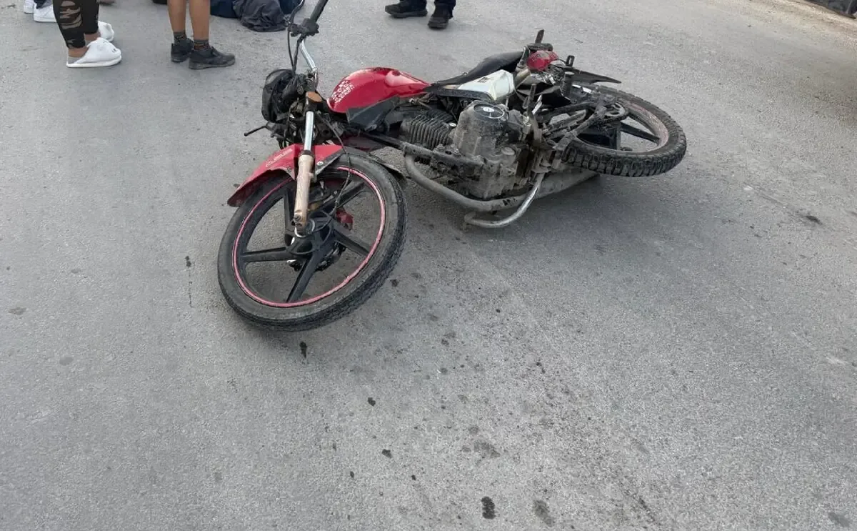 El accidente ocurrió en un tramo carretero y dejó al conductor con múltiples lesiones.