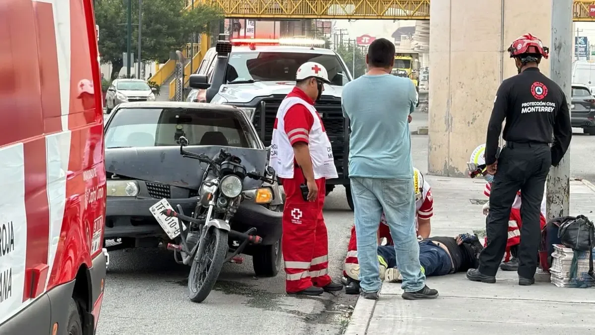 Un operador de motocicleta resultó con diversas lesiones tras un accidente en una importante avenida de la ciudad.