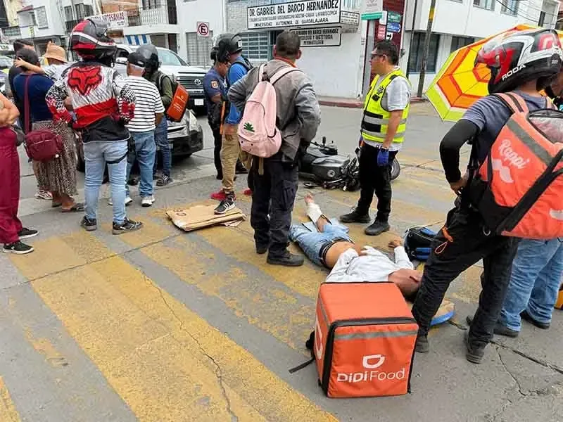 Un accidente en el barrio San Marcos dejó a un conductor de motocicleta con lesiones en la pierna.