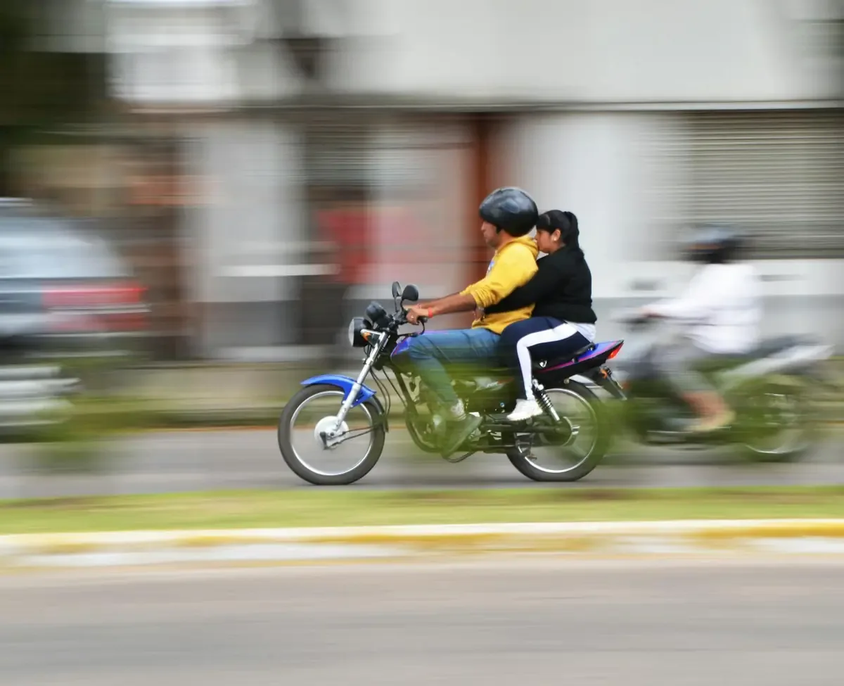 Un joven de 18 años fue trasladado a un hospital después de ser embestido por una camioneta en calles de la colonia Topochico.