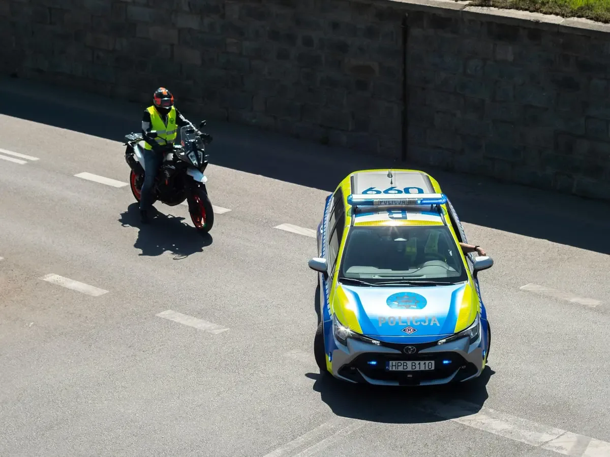 Un joven de 27 años impactó su moto contra un automóvil al salir de un hospital.
