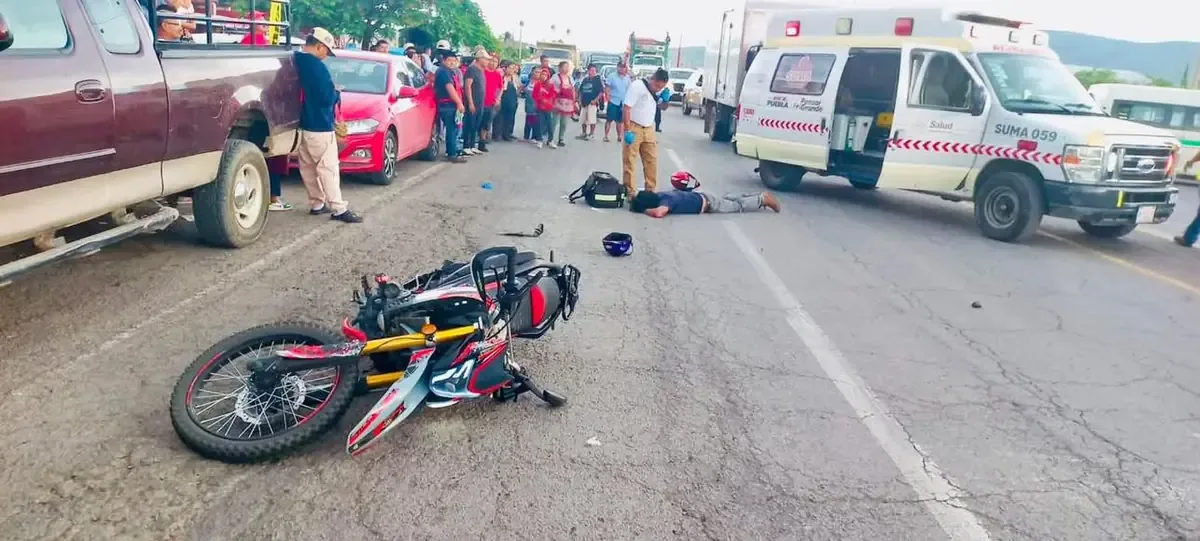 Un accidente en la carretera Atlixco-Izúcar dejó a dos motociclistas lesionados, movilizando a cuerpos de emergencia al lugar.