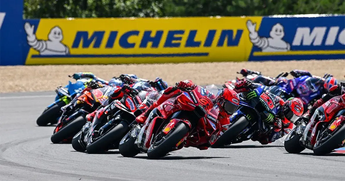 Marco Bezzecchi lidera el Mundial mientras Marc Márquez busca repetir victorias en Brno.