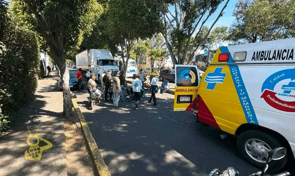 Motorepartidor de Uber en el lugar del accidente en Calzada La Huerta, Morelia.
