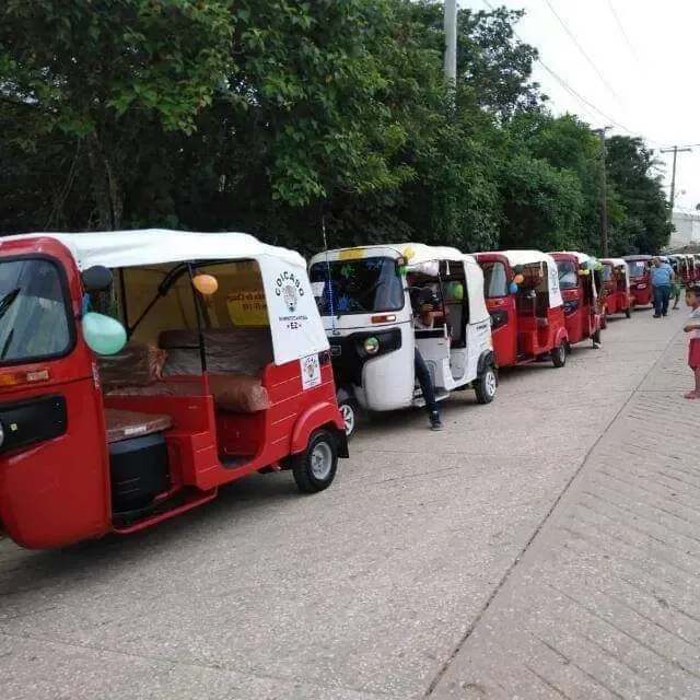 Acusaciones contra exfuncionarios indican irregularidades en permisos de mototaxis en Chiapas.
