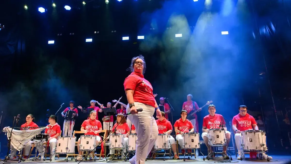 La banda navarra ofreció un emotivo concierto en San Fermín, celebrando su 21 aniversario.