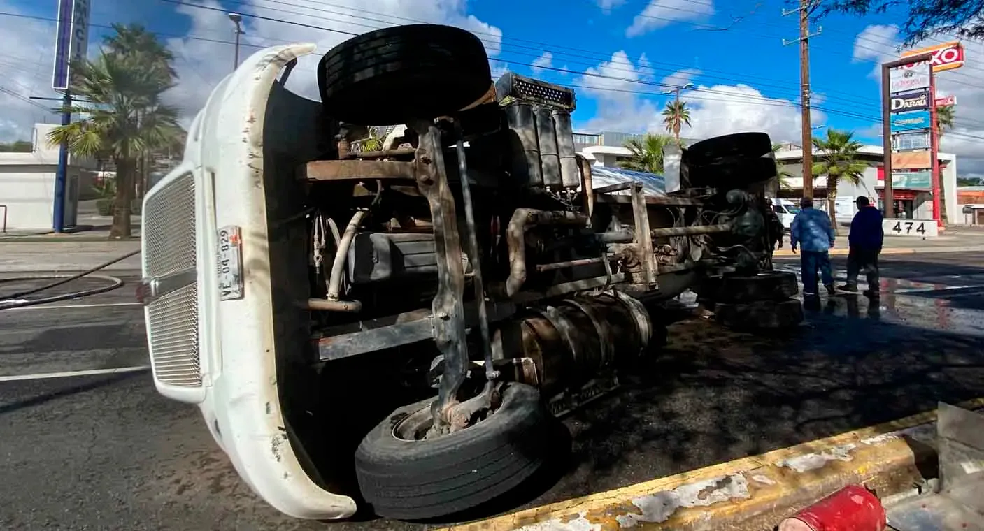 "Movilización de cuerpos de emergencia tras volcadura de cisterna en Hermosillo."