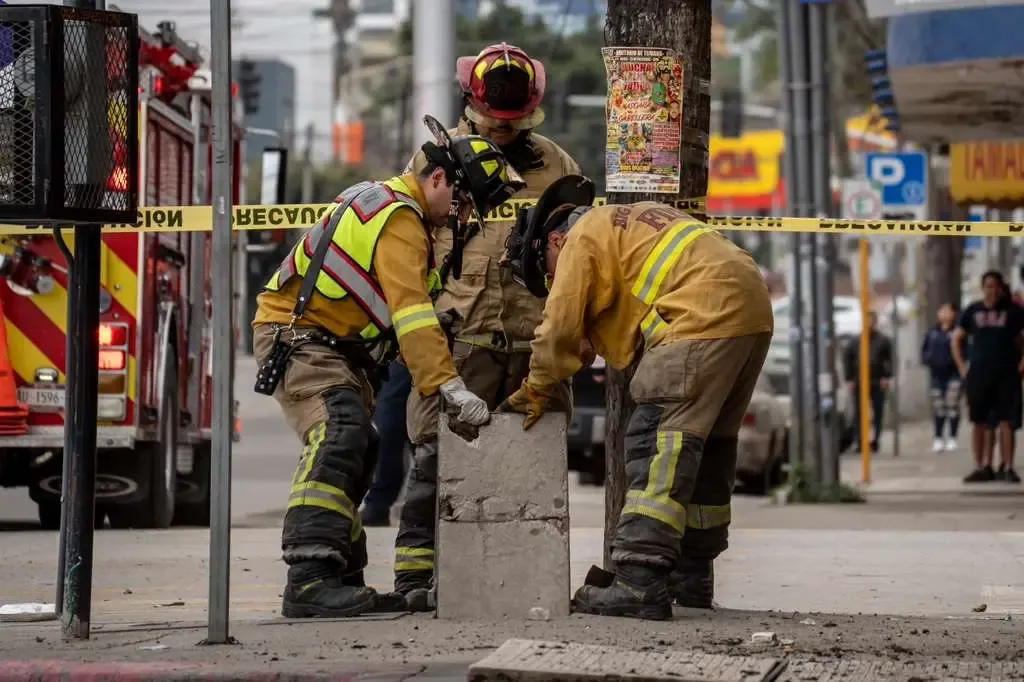 Movilización de servicios de emergencia tras la explosión en Tijuana.