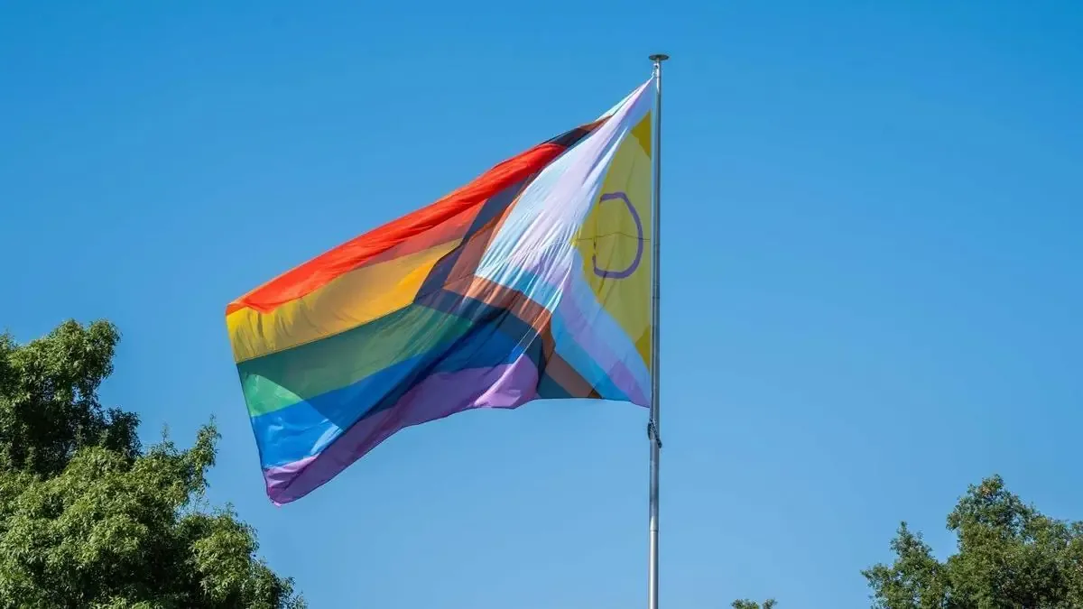 La ciudad se une al Día Internacional del Orgullo LGTBI, enfatizando la igualdad y el respeto en la sociedad.