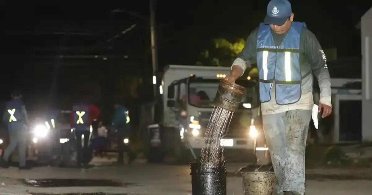La administración municipal intensifica el bacheo y el mantenimiento vial en la ciudad para mejorar la movilidad.