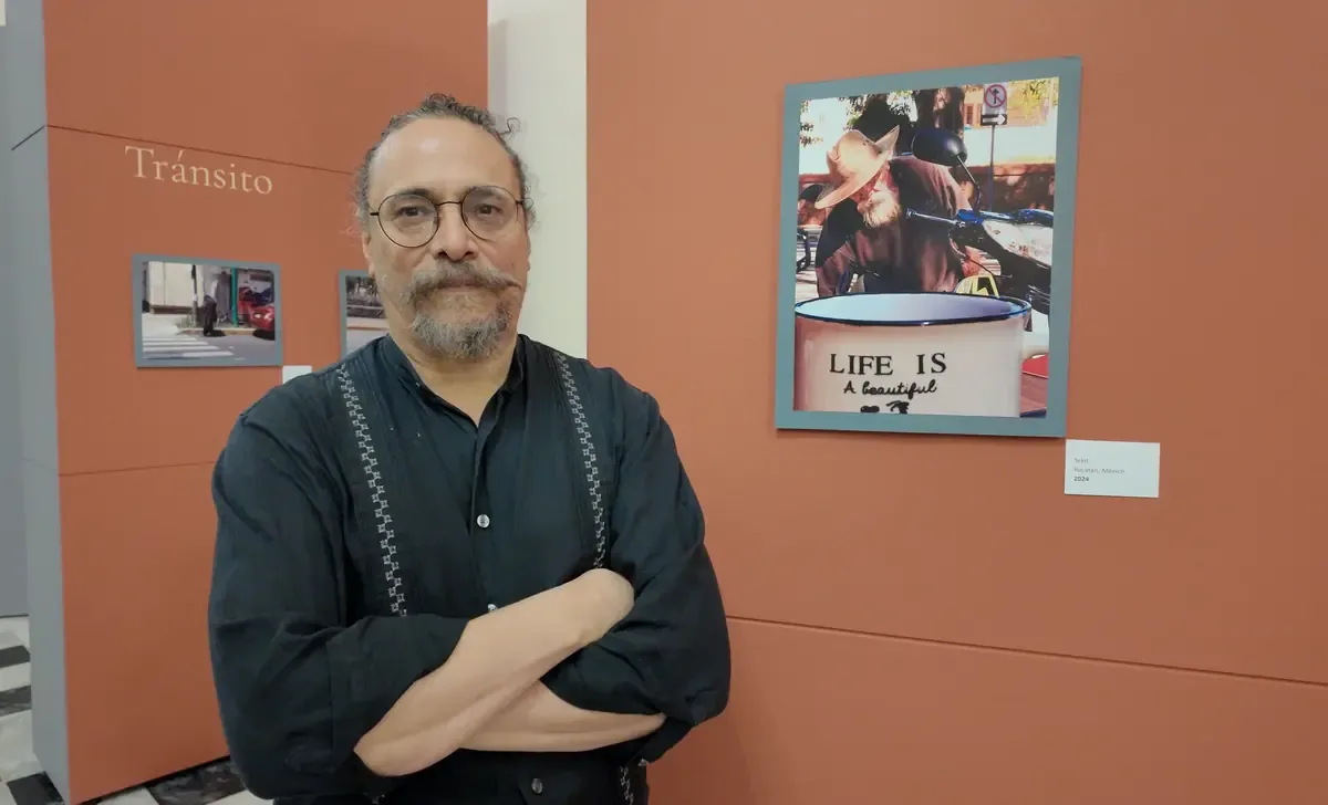 La exposición refleja la cotidianidad de personas en situación de calle, capturando su vida entre la urbanidad.