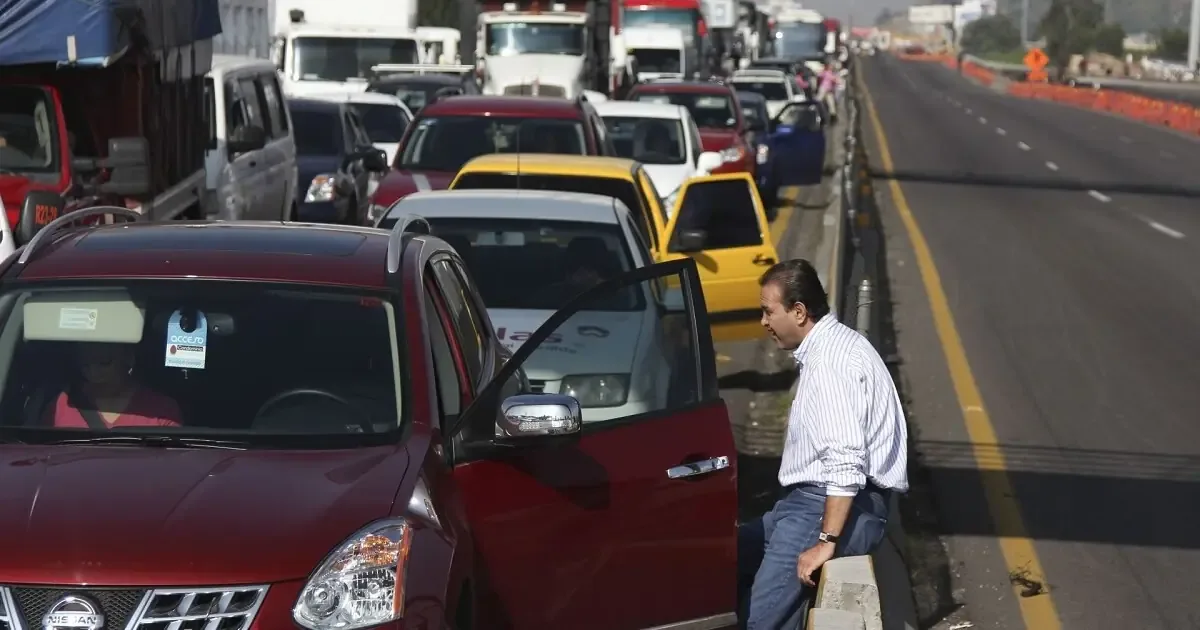Más de 10 autopistas afectadas por accidentes y condiciones climáticas adversas.