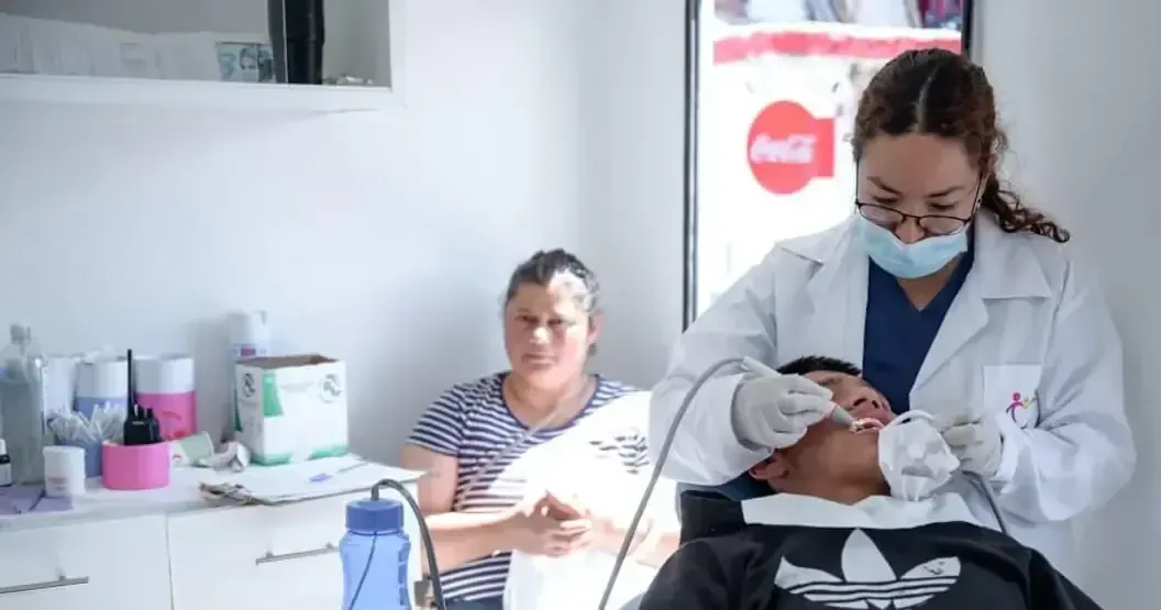 El programa brinda servicios gratuitos de salud y asistencia social a la población de Saltillo.