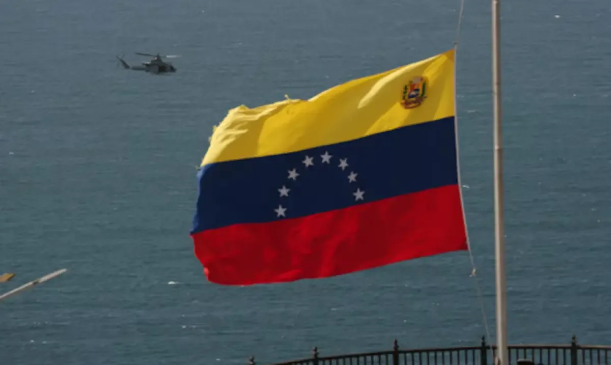 Supervivientes de un vuelo de deportación enfrentan caos tras desastres naturales en La Guaira.