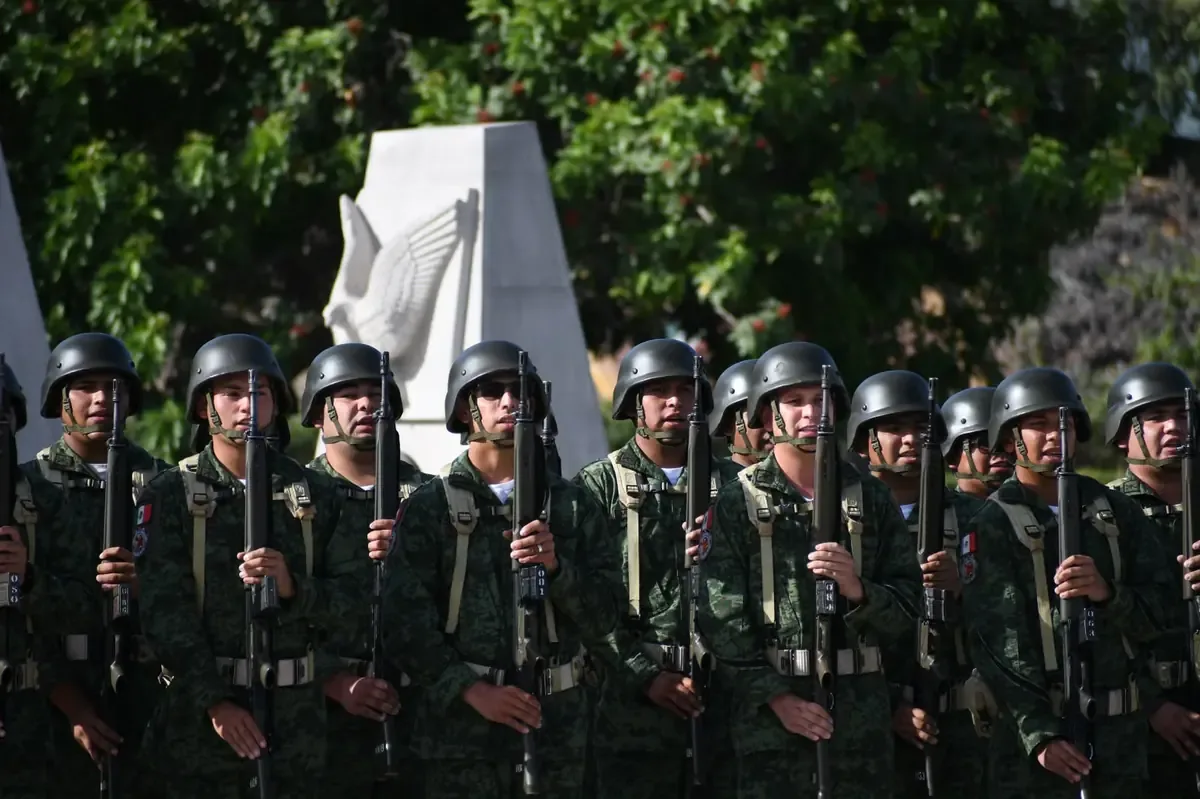 Jóvenes completan adiestramiento militar en busca de oportunidades en seguridad pública.
