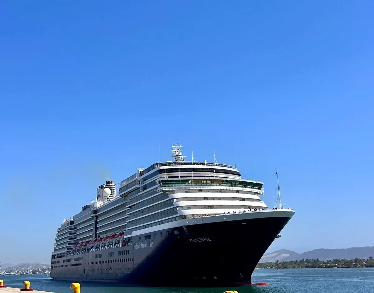 Más de 1,800 pasajeros visitan Mazatlán, impulsando la economía local.