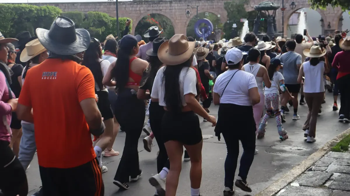 La primera edición de la carrera recreativa combinó ejercicio y música regional mexicana.