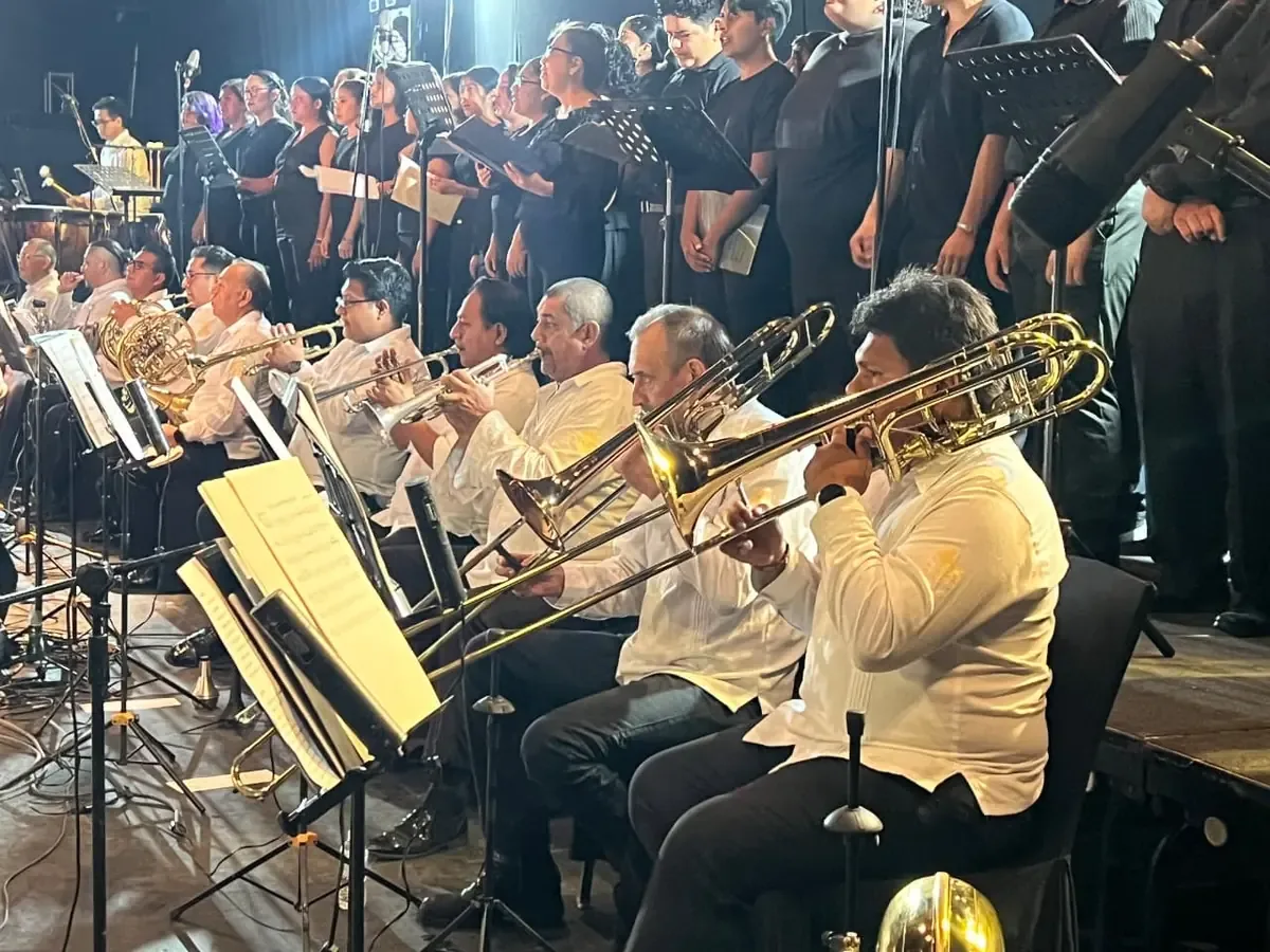 La Orquesta Filarmónica de Acapulco cautivó al público con un recital sinfónico de Beatles y Queen.