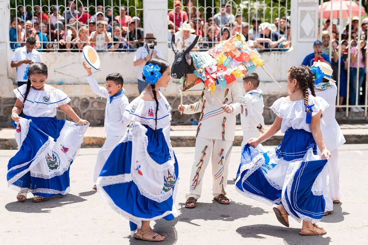 La clausura de la FILU 2026 reunió a amantes del baile y la cultura veracruzana.