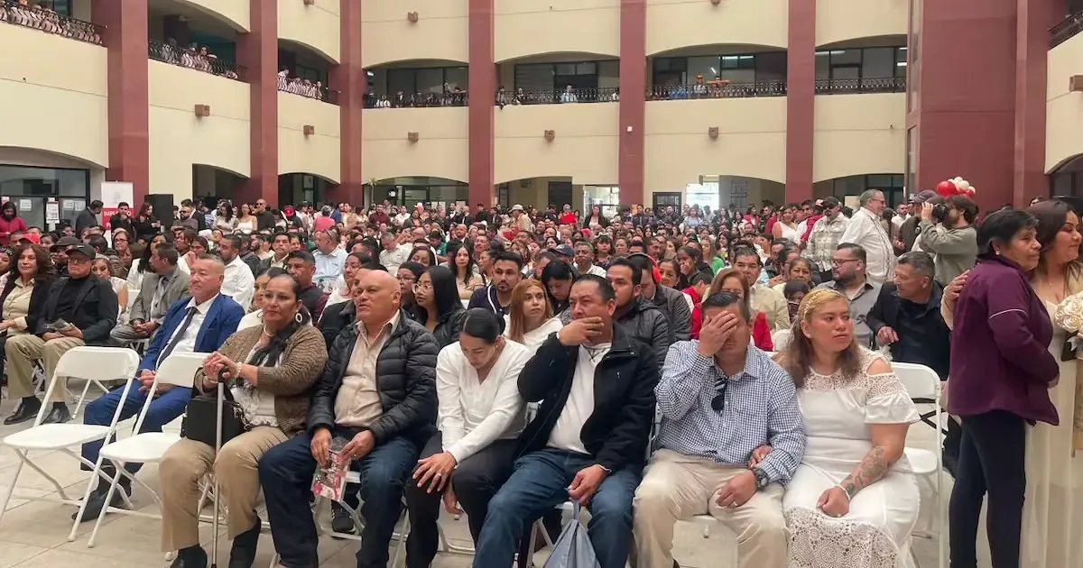 Más de 200 parejas formalizan su unión en una ceremonia colectiva pre-Día de San Valentín.