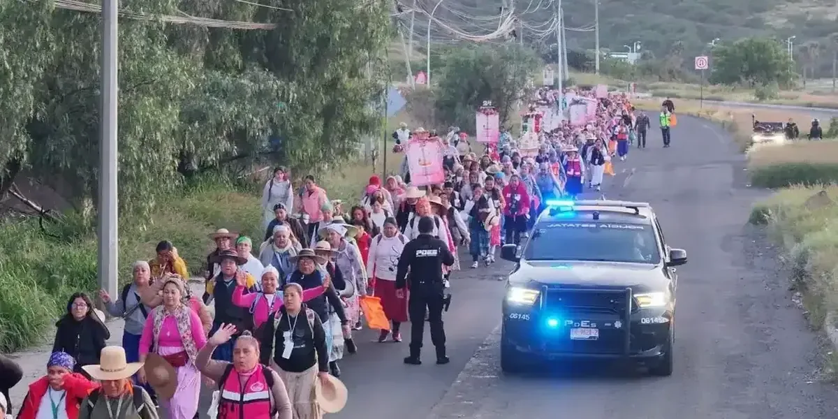 Este operativo policial garantiza la seguridad de los peregrinos en su trayecto hacia la Basílica.