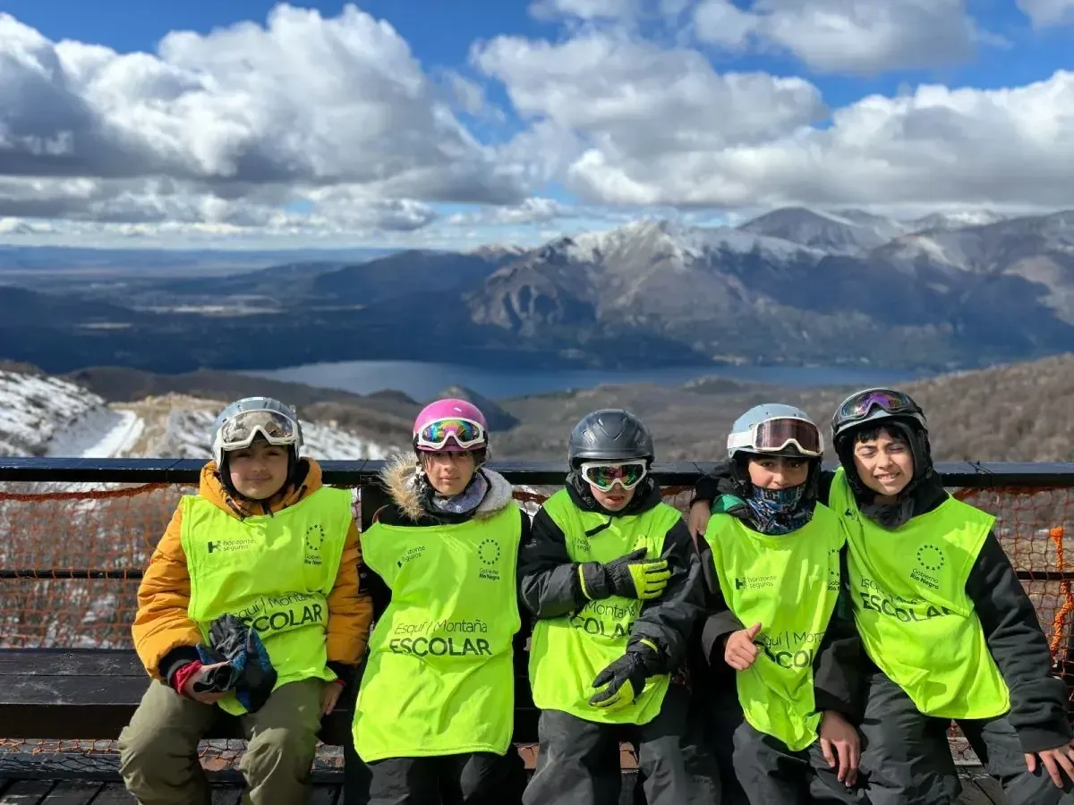Estos programas ofrecen a los niños experiencias en la nieve y actividades al aire libre en la región andina.