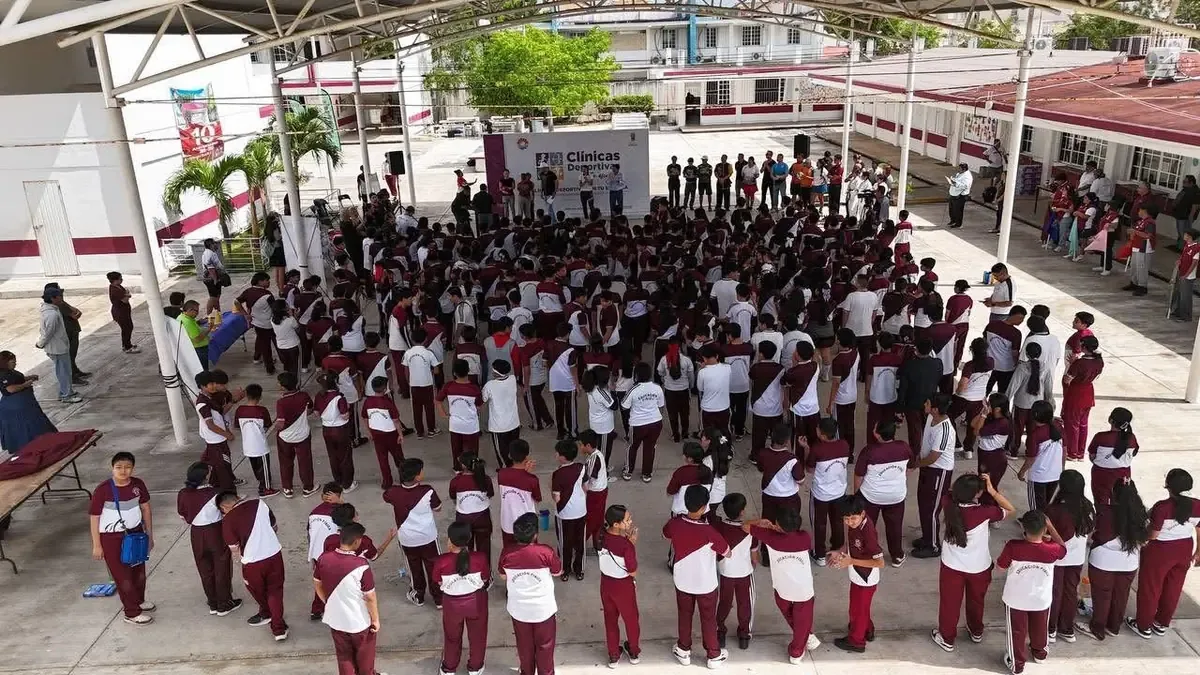 Más de 5 mil estudiantes de Cancún participan en clínicas deportivas que promueven la actividad física y el bienestar.
