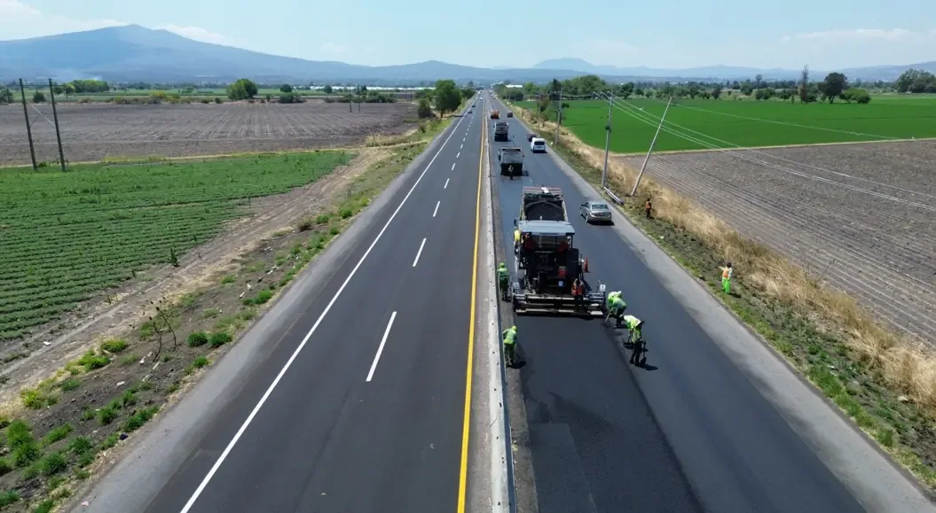 El Gobierno de México avanza en el programa de Trenes de Pavimentación en 16 estados.