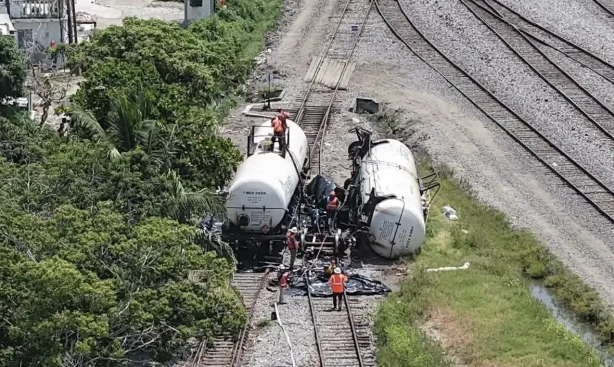 La evacuación responde a un descarrilamiento de un vagón cargado de gasolina en Ciudad Madero, generando preocupación en la comunidad.