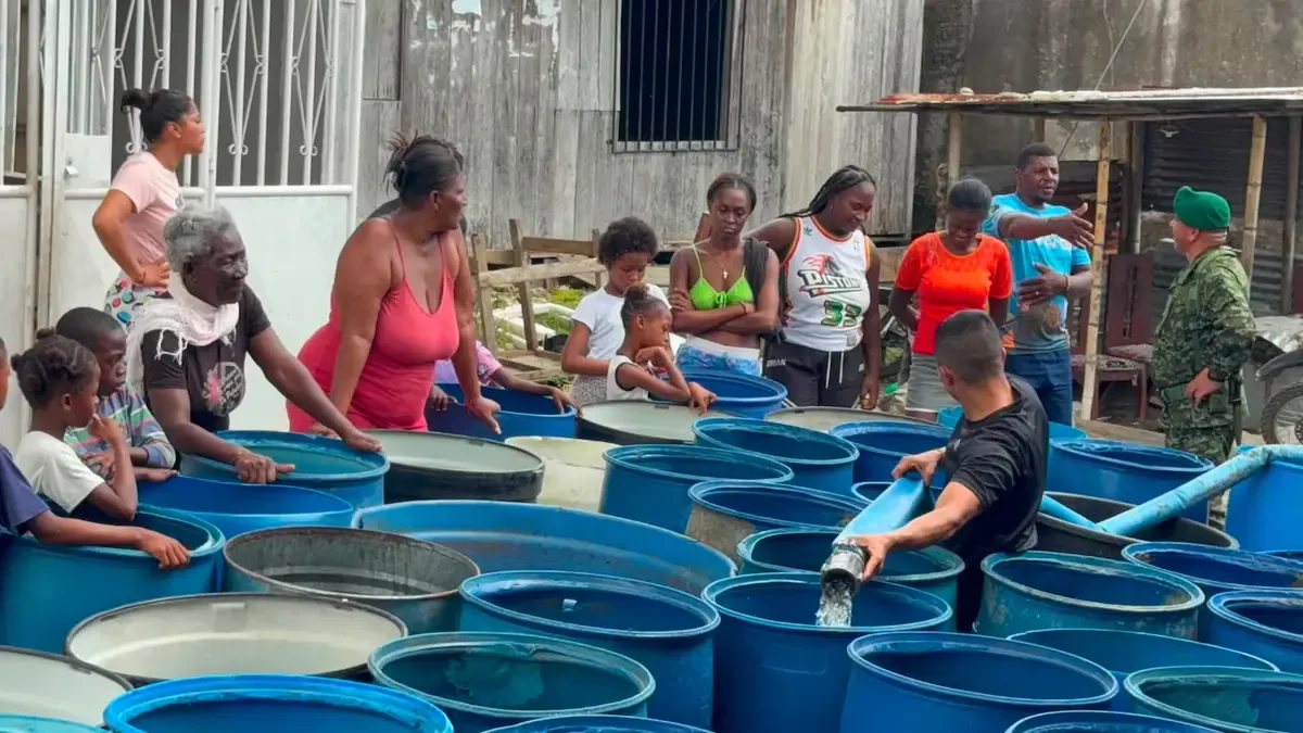 La Fuerza de Tarea Hércules responde al llamado de ayuda en Tumaco, llevando agua potable a familias vulnerables.