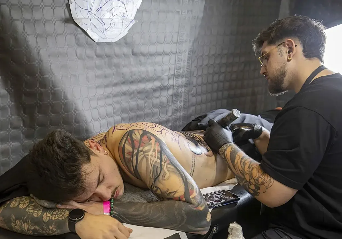 Más de cien tatuadores participan en un evento que apoya la causa del síndrome de Rett.