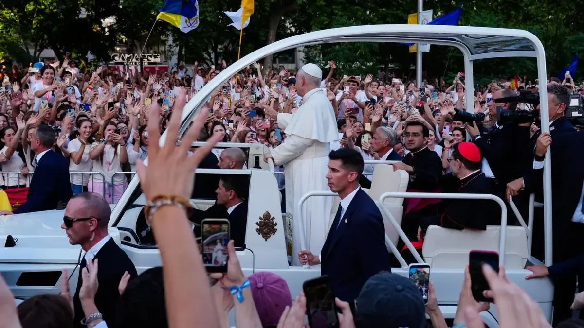 La Vigilia de oración en la Plaza de Lima destaca el llamado del Papa a la unidad y el amor en tiempos de crisis.