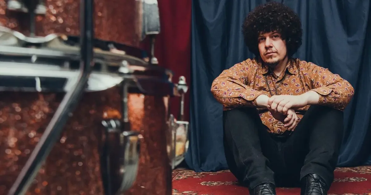 El reconocido baterista argentino se reinventa y lanza nuevo material tras sus giras en Europa y su vida en Barcelona.