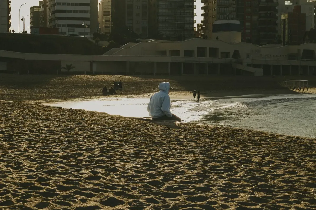 El nuevo disco de Pedro Señalada invita a reflexionar sobre las emociones y relaciones humanas a través de su música.