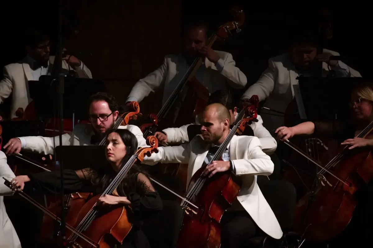 El festival reúne a familias para celebrar el talento local con conciertos y actividades artísticas.