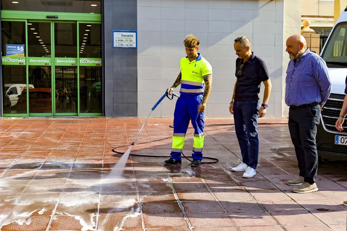 El Ayuntamiento de Móstoles realiza un plan de limpieza para mejorar la calidad de vida de sus habitantes.