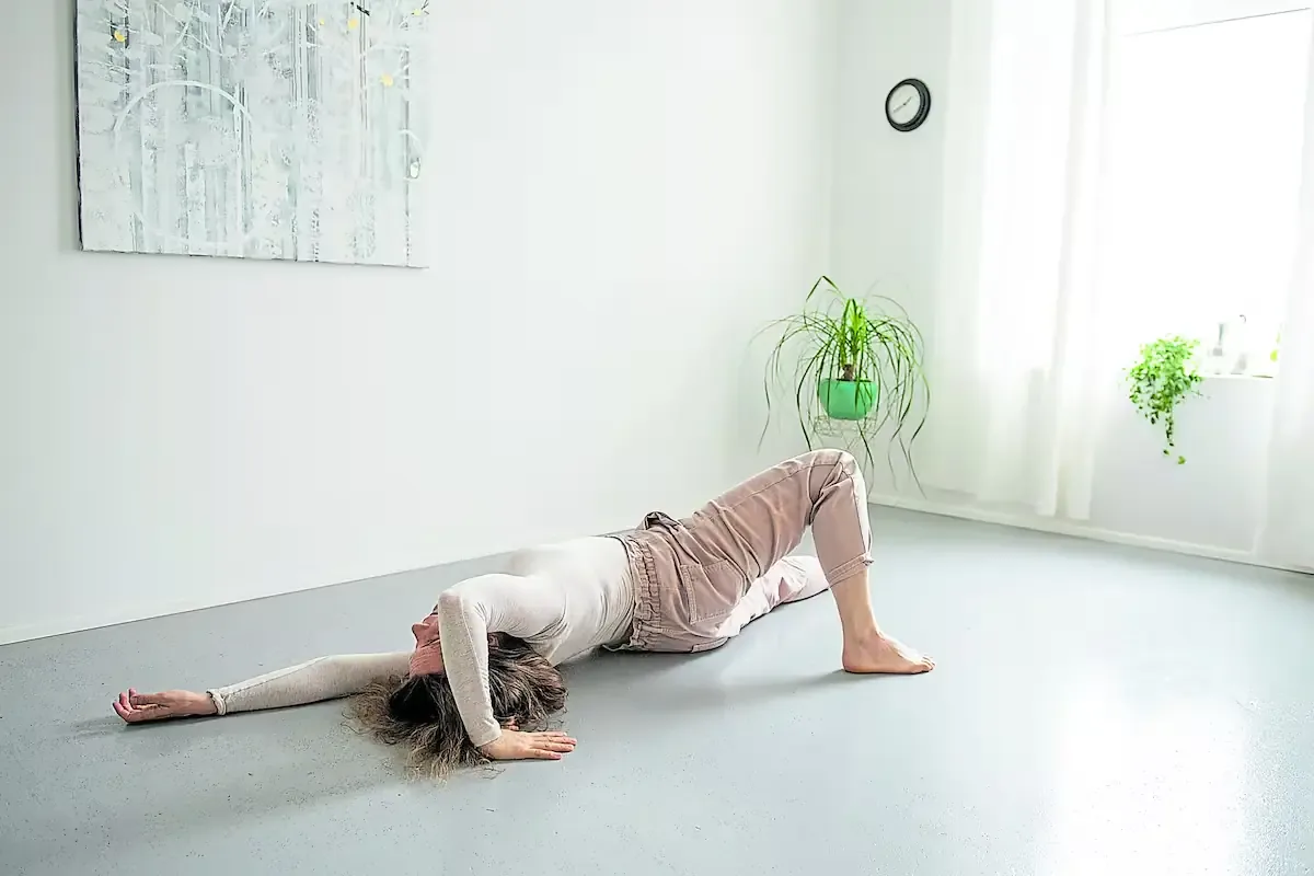 Esta metodología mejora la flexibilidad y reduce el dolor mediante la conciencia corporal y movimientos suaves.