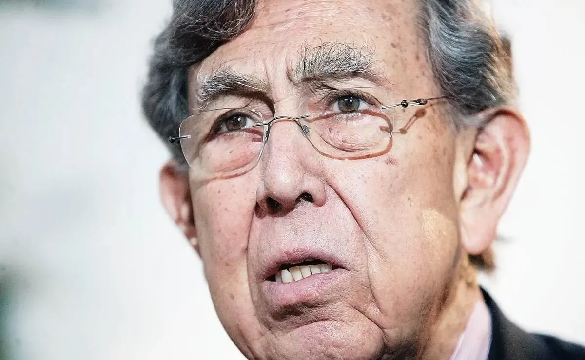 La muerte de Cuauhtémoc Cárdenas marca el fin de una era en la política mexicana, destacando su labor como defensor de la democracia.