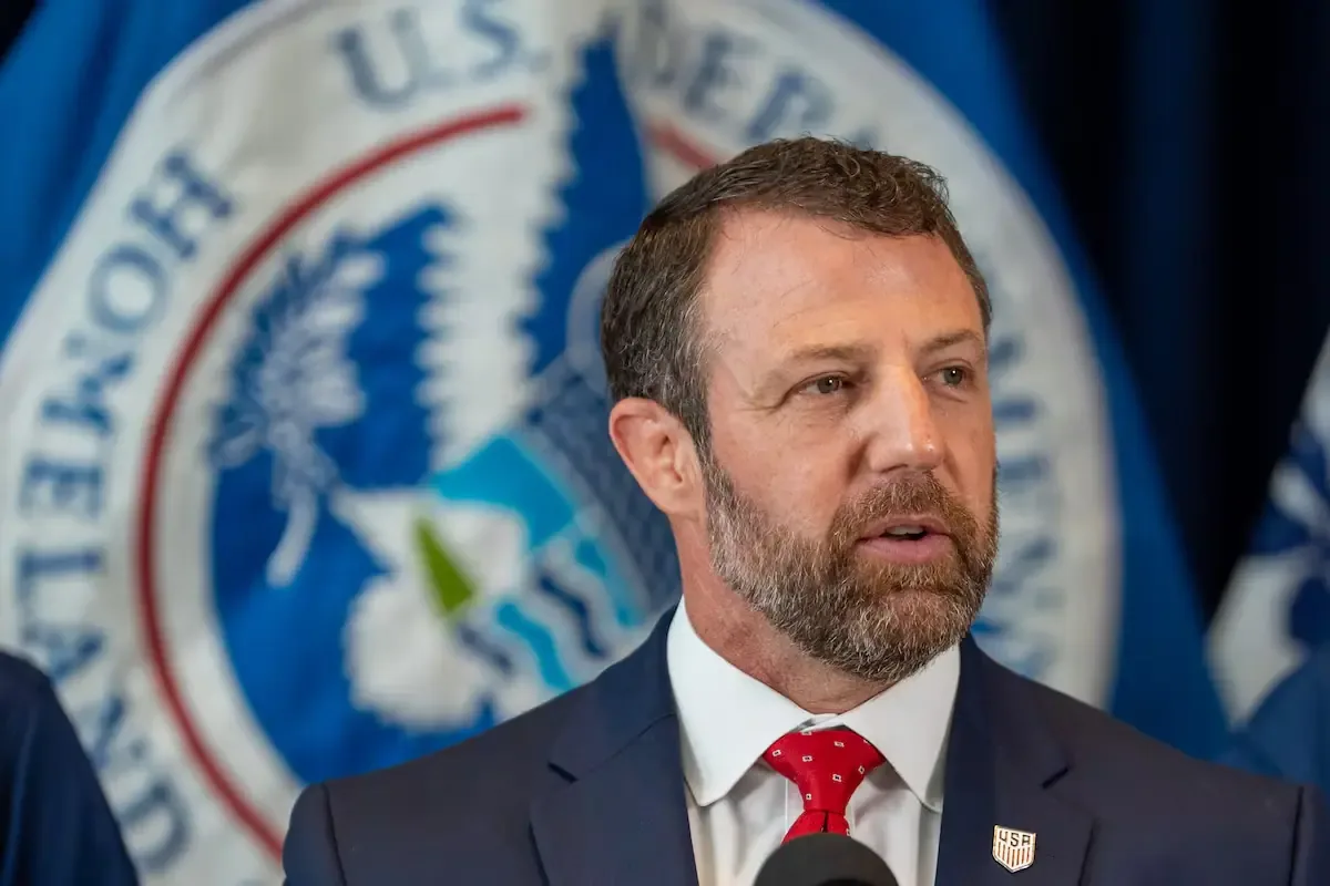 Este trágico incidente reaviva las críticas a las políticas de inmigración bajo la administración de Markwayne Mullin.