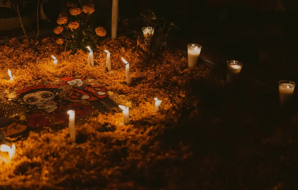 El hallazgo del clérigo con un mensaje plantea interrogantes sobre su deceso.