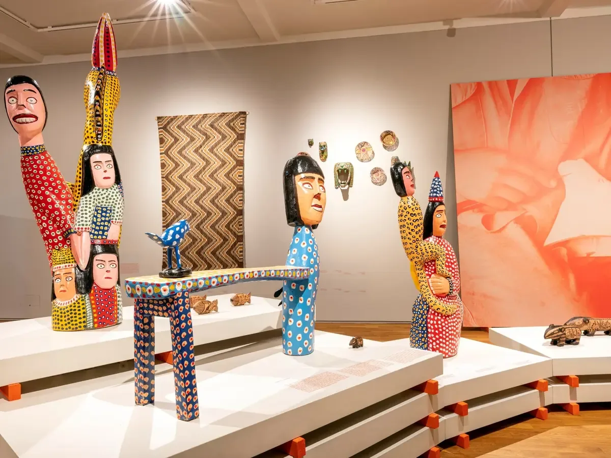 La exposición en el Museo GRASSI destaca la diversidad cultural y técnica del diseño latinoamericano.